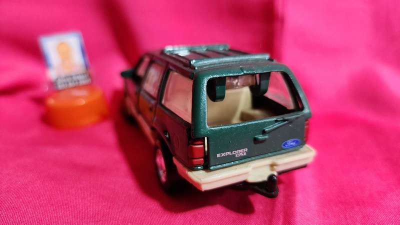 Ford Explorer 1:43