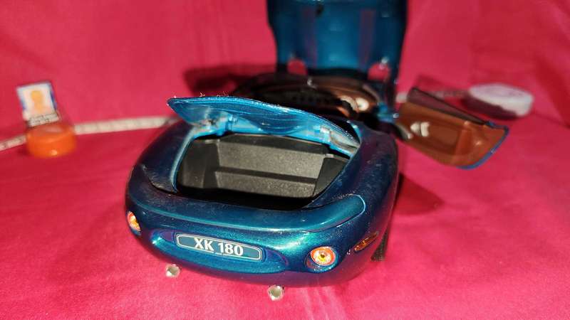 Jaguar XK 180 (1:18) Maisto
