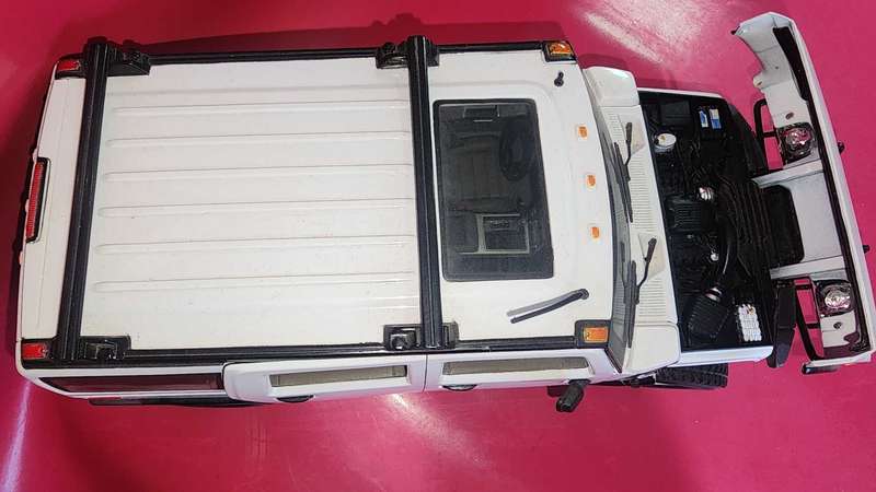 Hummer H2 (SUV) 1:18