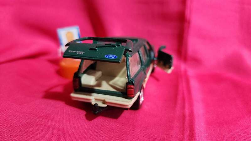 Ford Explorer 1:43