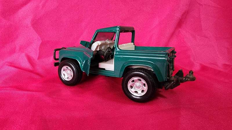 Land Rover Defender (1:32)