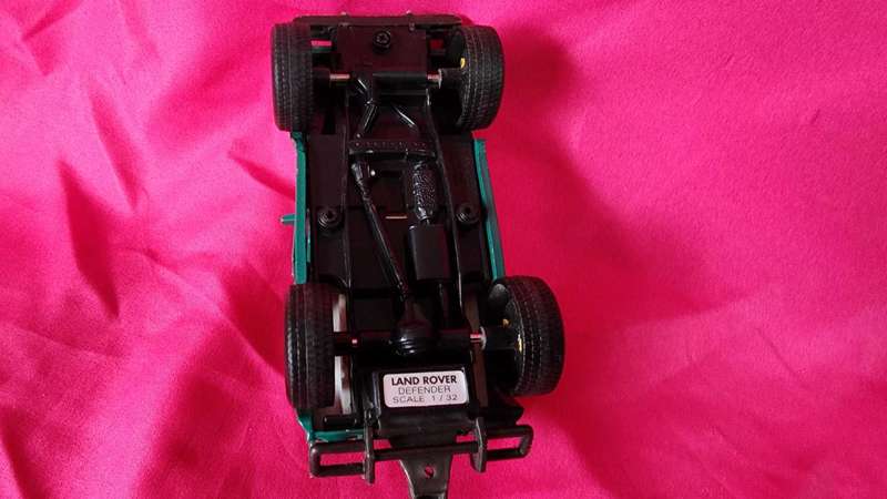 Land Rover Defender (1:32)