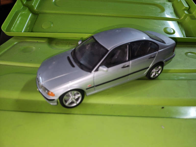 BMW 328i (e46) 1:18 Welly