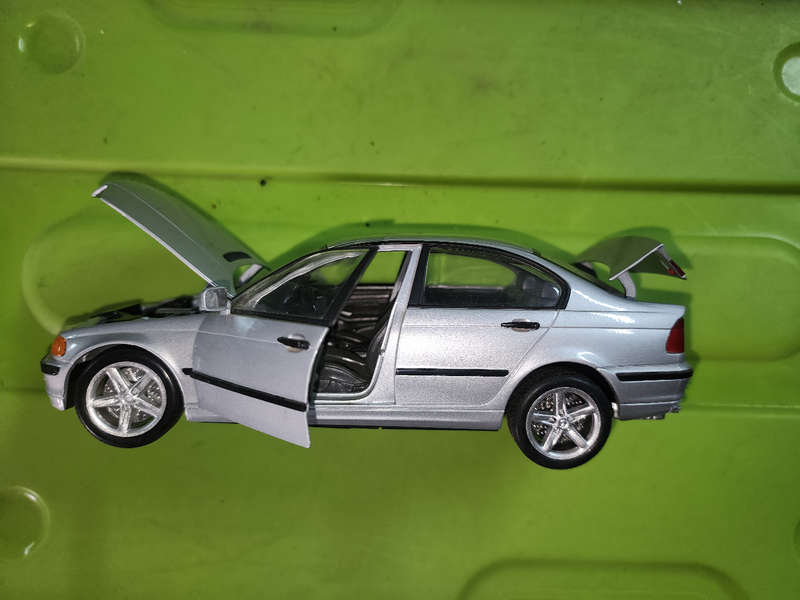 BMW 328i (e46) 1:18 Welly