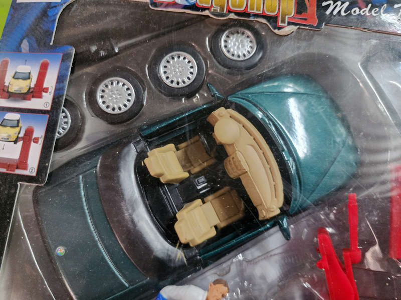 Alfa Romeo and Workshop kit (1:32)