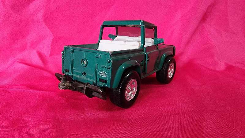 Land Rover Defender (1:32)