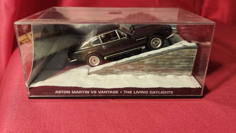 Aston Martin V8  James Bond
