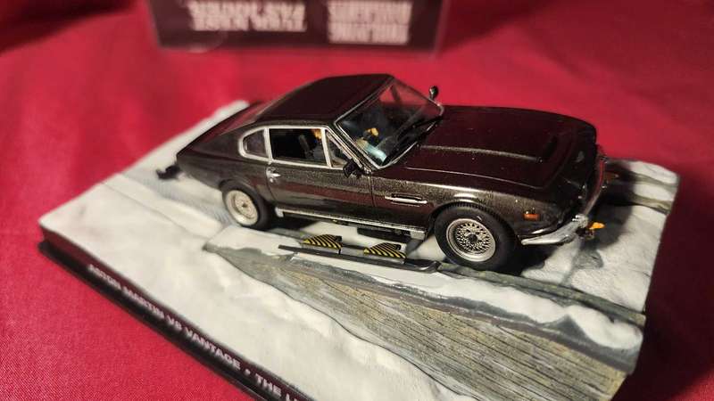 Aston Martin V8  James Bond