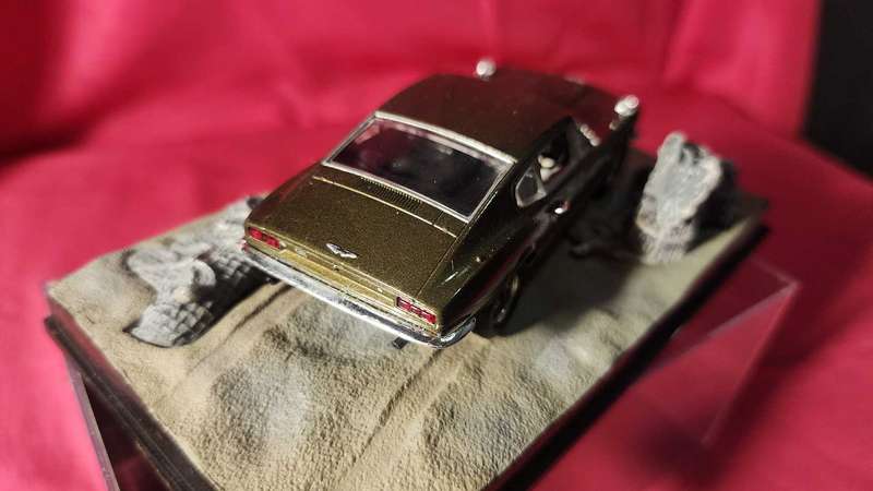 Aston Martin DBS    James Bond