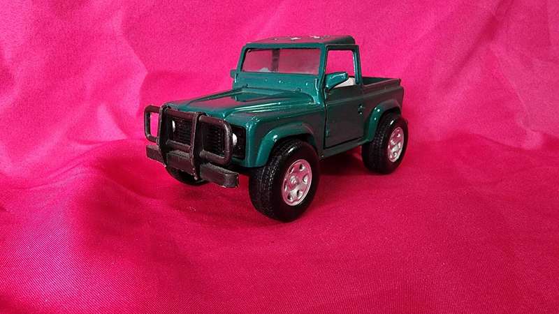 Land Rover Defender (1:32)