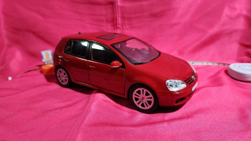 VW Golf 5 (1:18) Bburago