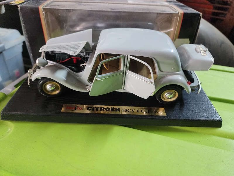 Citroen (1:18) by Maisto