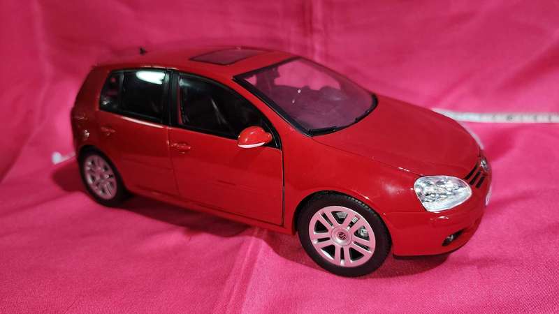 VW Golf 5 (1:18) Bburago