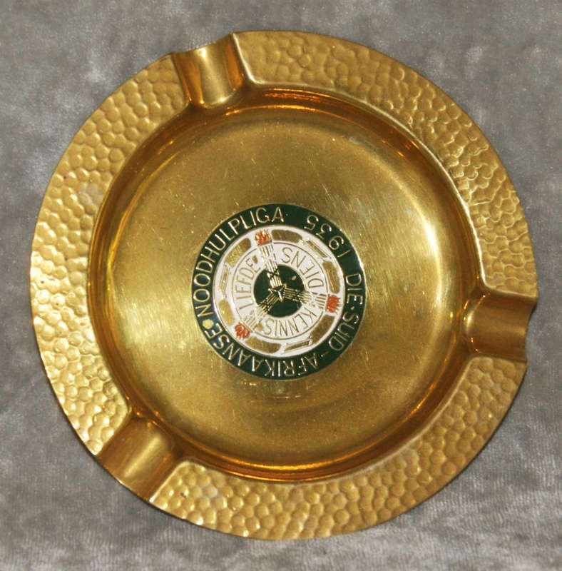 "Die Suid Afrikaanse Noodhulpliga 1935" brass ashtray