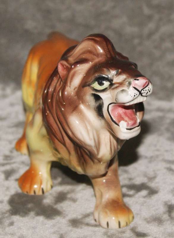 Vintage ceramic lion figurine @@ CCRRAAZZYY R1 START