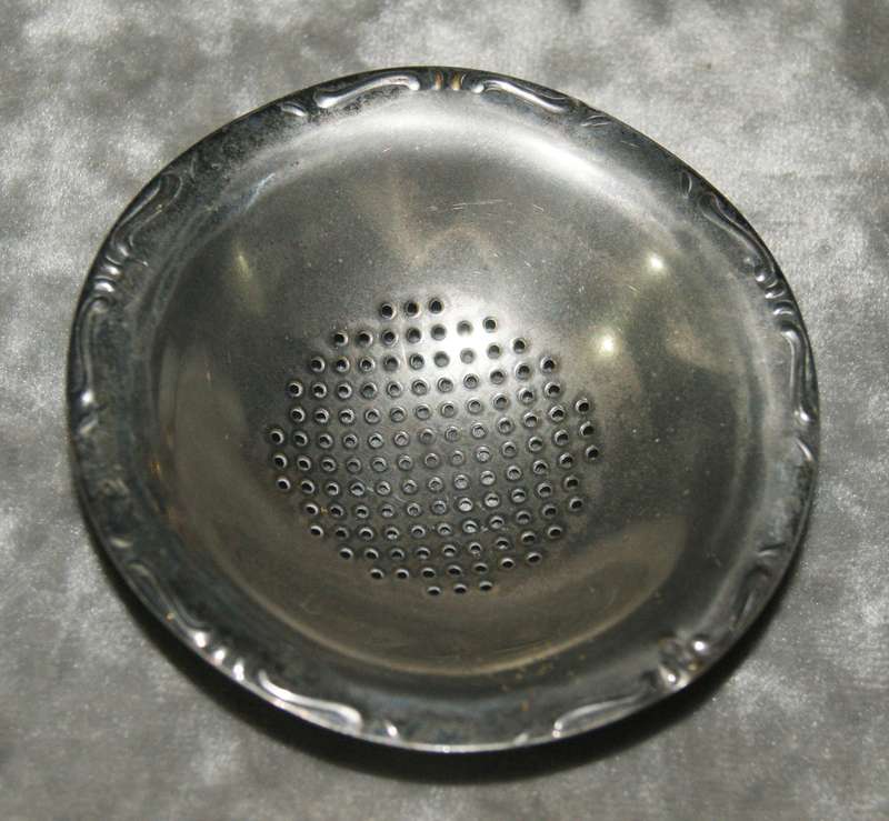 Vintage 3 footed silver plated tea strainer