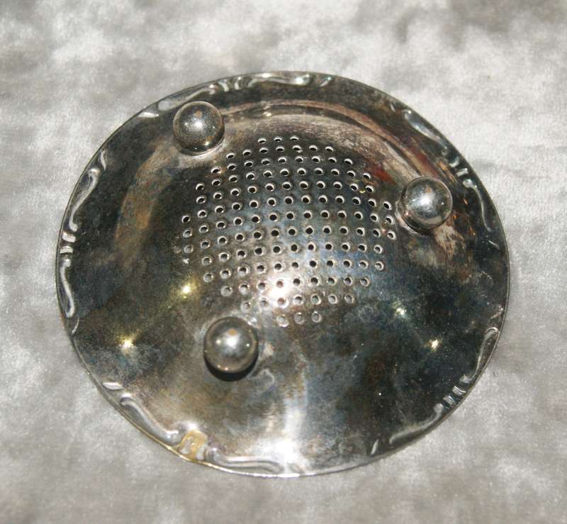 Vintage 3 footed silver plated tea strainer