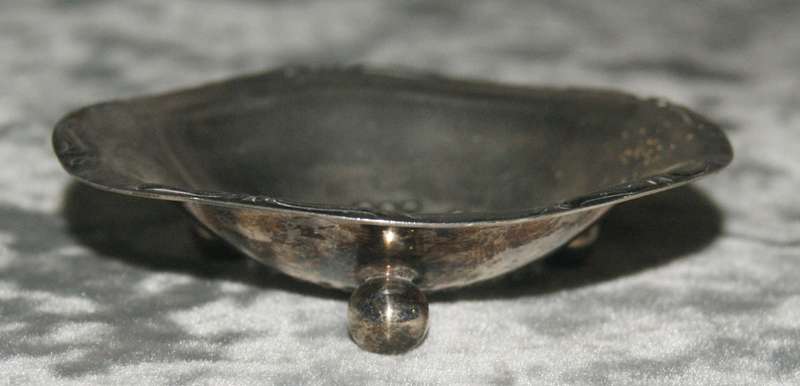 Vintage 3 footed silver plated tea strainer
