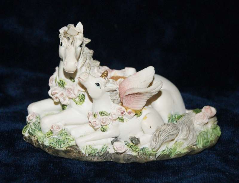 Mommy and baby unicorn ornament (missing horn)