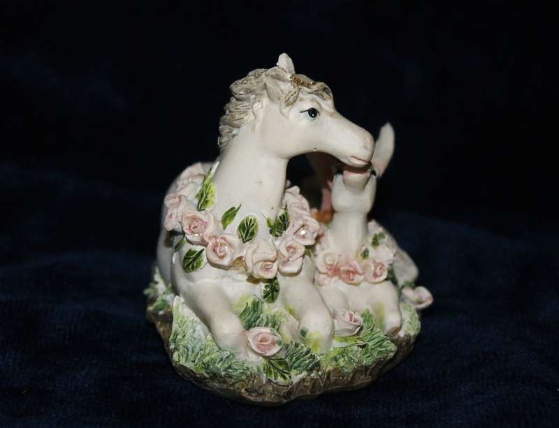 Mommy and baby unicorn ornament (missing horn)