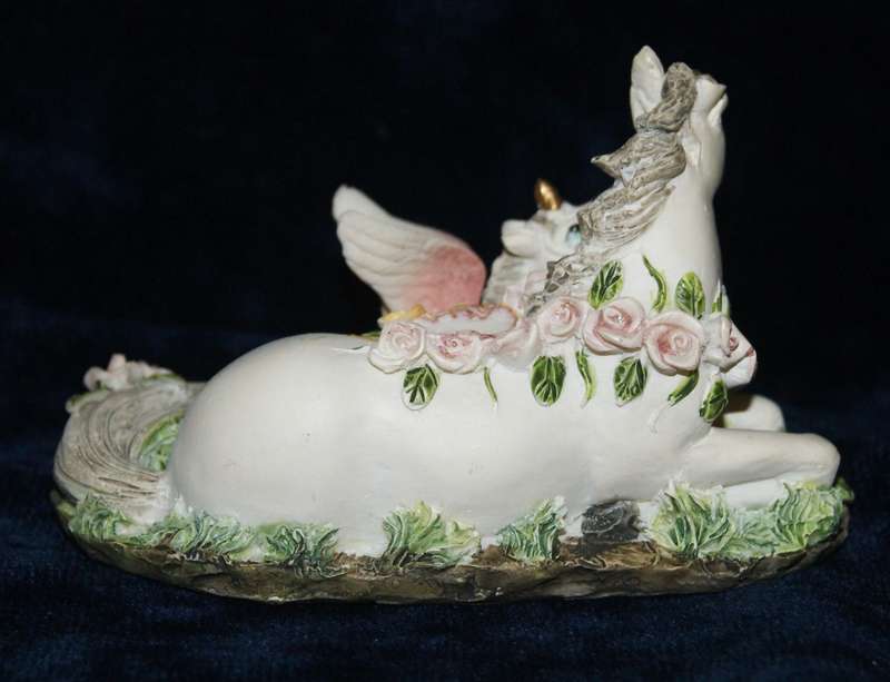 Mommy and baby unicorn ornament (missing horn)