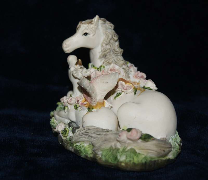 Mommy and baby unicorn ornament (missing horn)