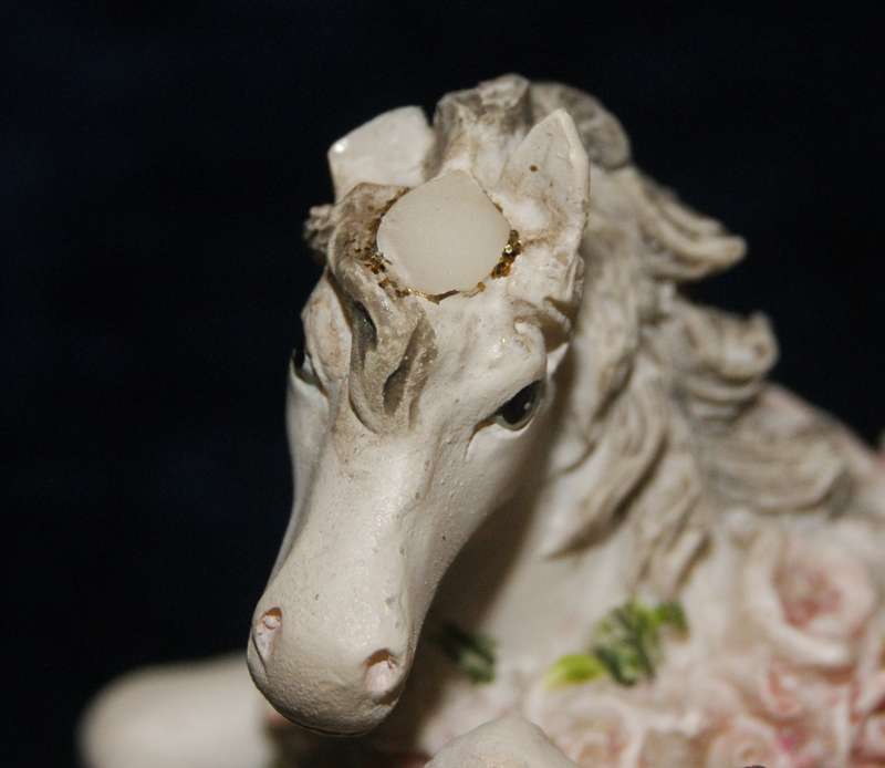 Mommy and baby unicorn ornament (missing horn)
