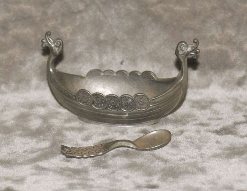 Handstopt Viking long boat open salt