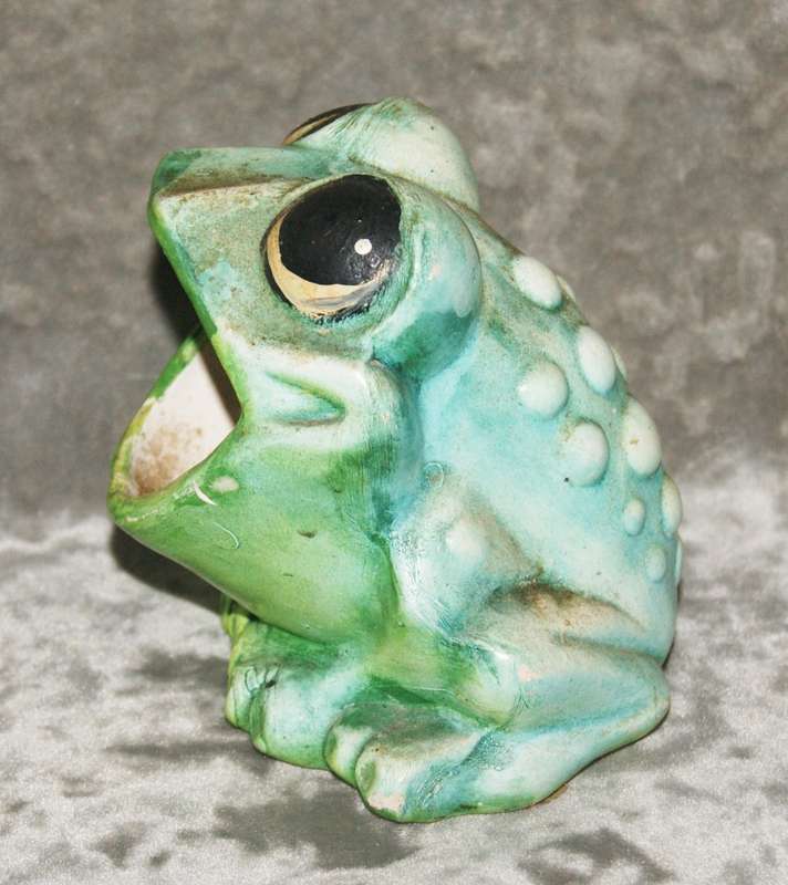 Ceramic frog shaped tea light holder