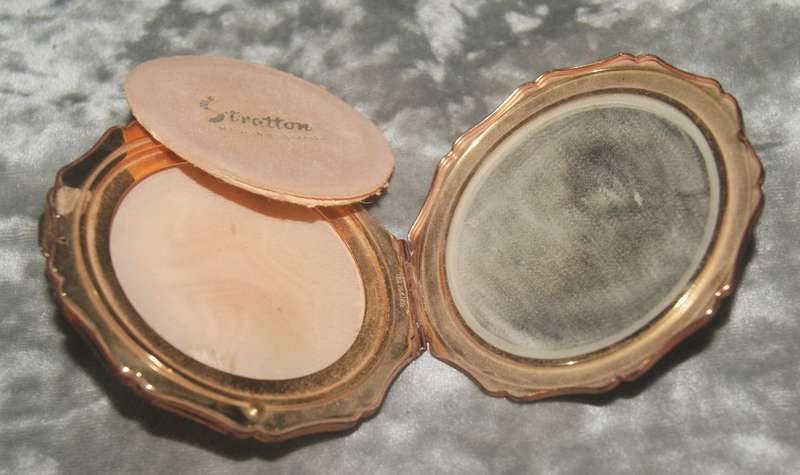 Straton England powder compact