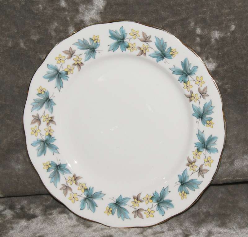 Queen Anne Blue Leaf side plate/ cake plate (3 of 5)