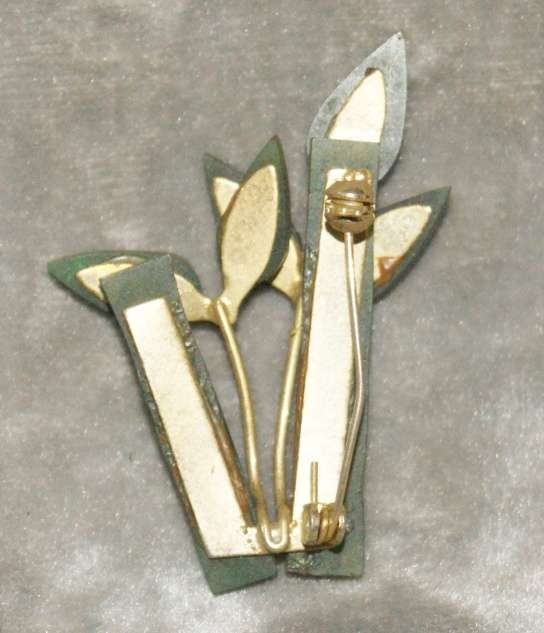 Jade and gold plate brooch