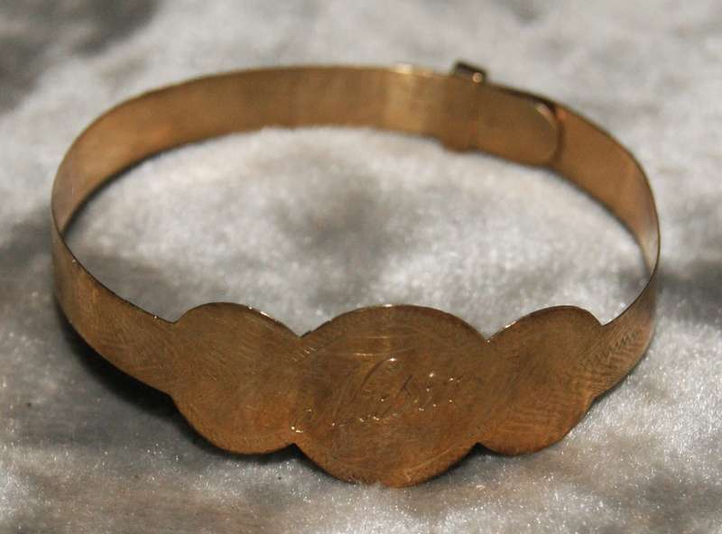 9ct Gold christening bracelet (2.1g)