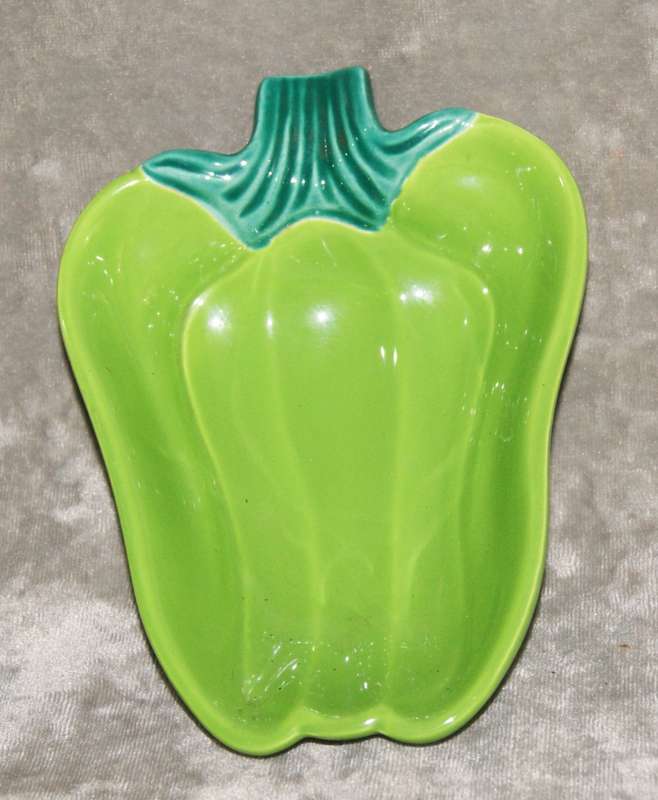 Vintage porcelain green pepper shaped dish @ R1 start