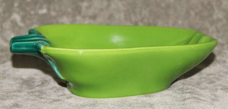 Vintage porcelain green pepper shaped dish @ R1 start