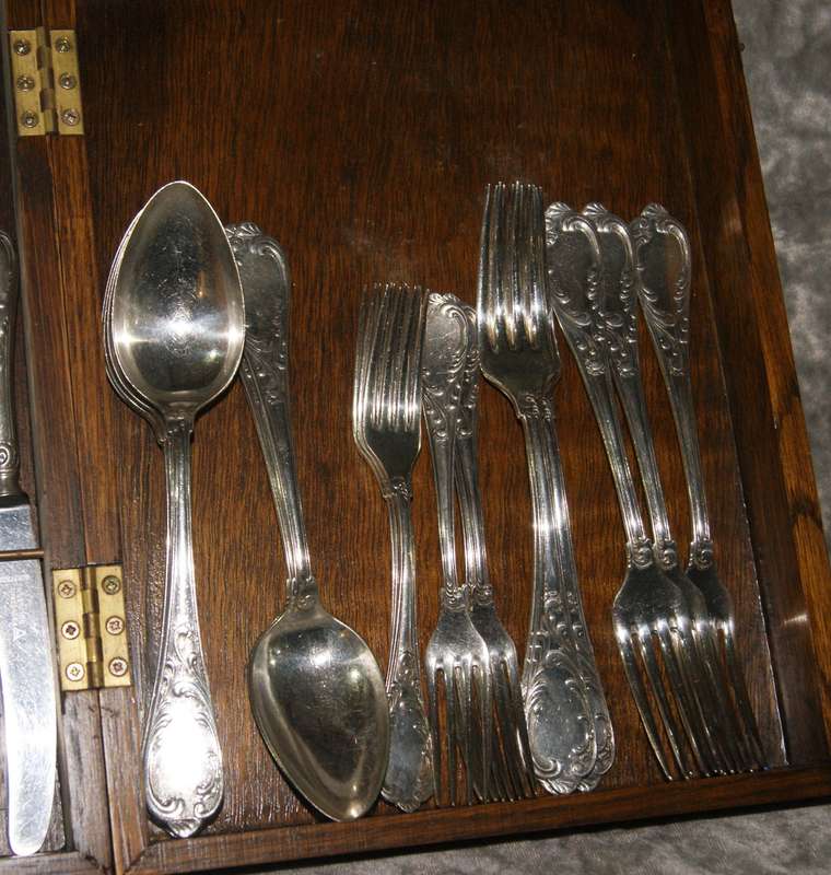 Antique 6 place cutlery set marked 100 in wooden box @ R1 start