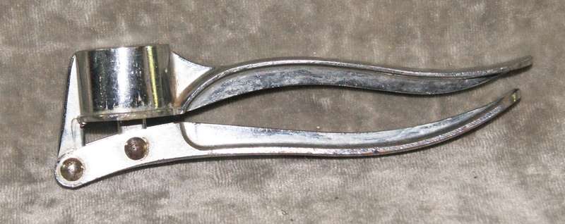 Vintage handheld garlic crusher @ R1 start