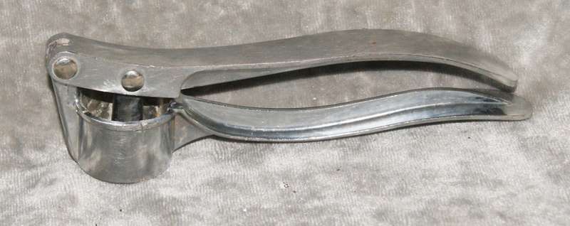 Vintage handheld garlic crusher @ R1 start