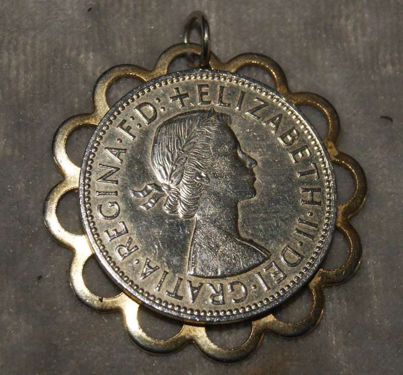 Queen Elizabeth pendant @ Crazy R1 start
