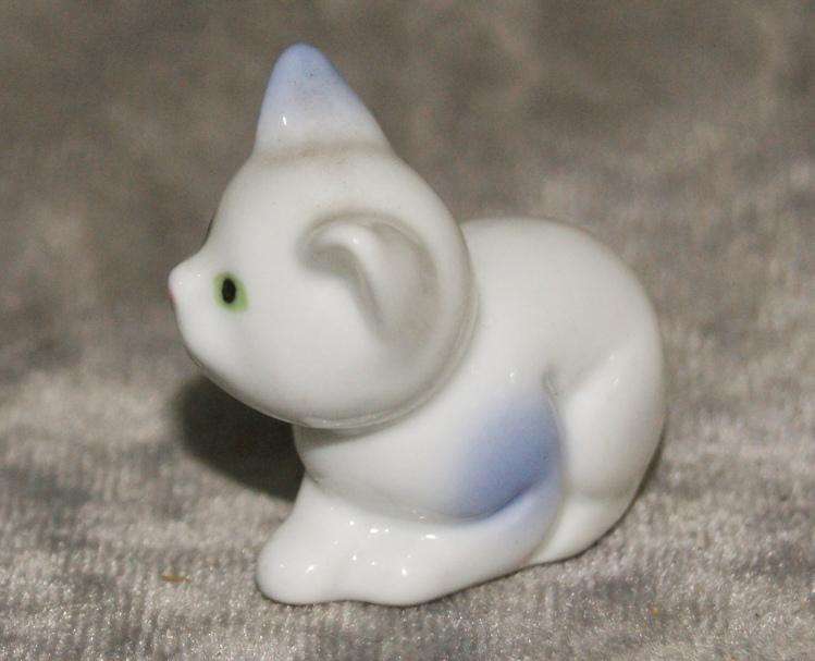 Vintage porcelain cat @ Crazy R1 start