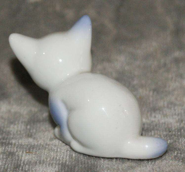 Vintage porcelain cat @ Crazy R1 start