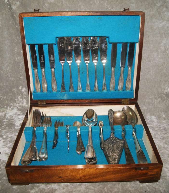 47 Piece silver plated harlequin cutlery set in wooden canteen @ Crazy R1 start