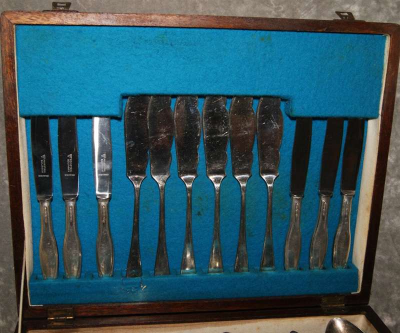 47 Piece silver plated harlequin cutlery set in wooden canteen @ Crazy R1 start