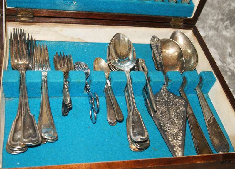 47 Piece silver plated harlequin cutlery set in wooden canteen @ Crazy R1 start