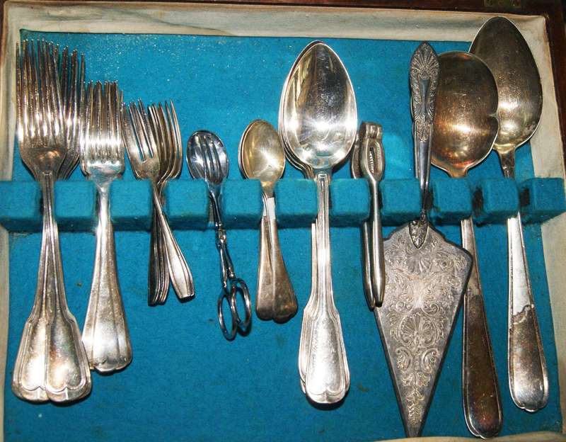 47 Piece silver plated harlequin cutlery set in wooden canteen @ Crazy R1 start