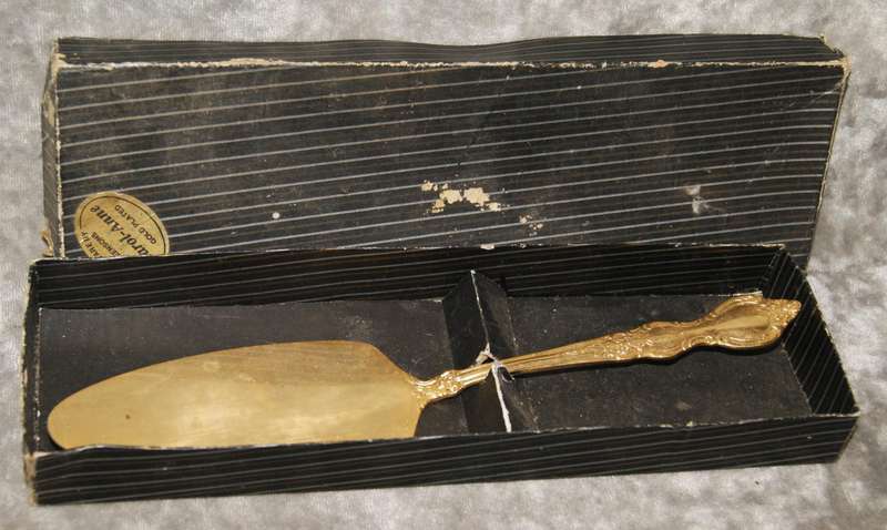 Greensons 24kt gold plated "Carol Anne" pattern cake lifter @ Crazy R1 start