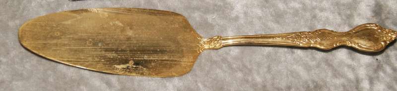 Greensons 24kt gold plated "Carol Anne" pattern cake lifter @ Crazy R1 start