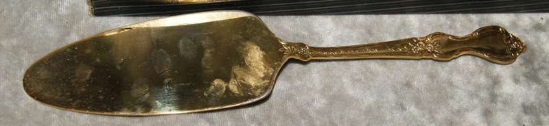 Greensons 24kt gold plated "Carol Anne" pattern cake lifter @ Crazy R1 start
