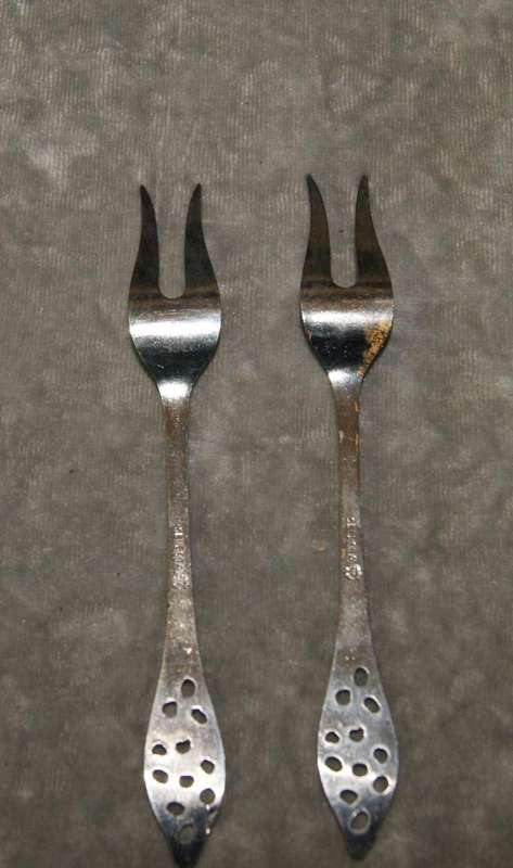 Pair of vintage dutch silver plated pickle forks @ crazy R1 start