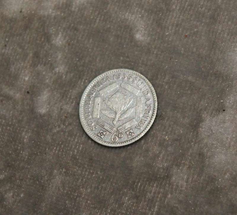 1935 Union of South Africa 6d (six Pence) 80% silver @ crazy R1 start